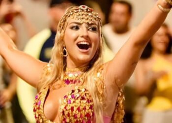 Sarah Estanislau brilha como madrinha em desfile histórico do Carnaval na Praça XV, em Florianópolis