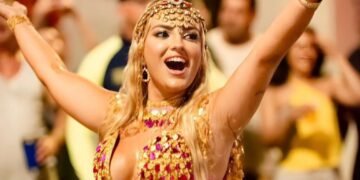 Sarah Estanislau brilha como madrinha em desfile histórico do Carnaval na Praça XV, em Florianópolis