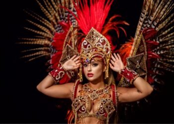 Sarah Estanislau emociona como madrinha do GRES Consulado no Jubileu de Ouro e brilha sob chuva na avenida