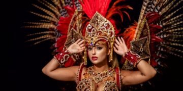 Sarah Estanislau emociona como madrinha do GRES Consulado no Jubileu de Ouro e brilha sob chuva na avenida