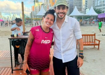 Ana Castela dança hit de Breno Ferreira durante evento em Balneário Camboriú