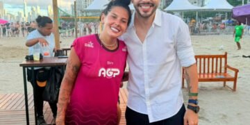 Ana Castela dança hit de Breno Ferreira durante evento em Balneário Camboriú