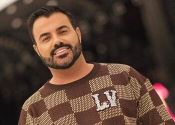 Trintou! Elir Andrade comemora aniversário em grande estilo na Sapucaí