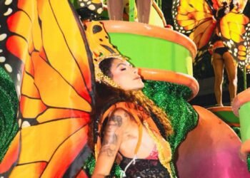 Cristtina Mendonça brilha pelo segundo ano consecutivo no carro abre-alas do Botafogo Samba Clube na Sapucaí