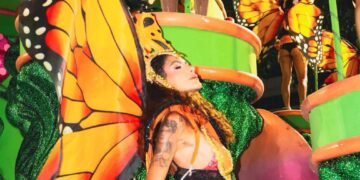 Cristtina Mendonça brilha pelo segundo ano consecutivo no carro abre-alas do Botafogo Samba Clube na Sapucaí