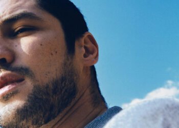 Gabriel Leone lança primeiro álbum, “Minhas Lágrimas”, revelando faceta como cantor