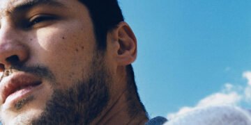 Gabriel Leone lança primeiro álbum, “Minhas Lágrimas”, revelando faceta como cantor